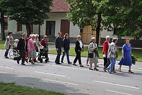 Bild zeigt die Fronleichnamsprozession der katolischen Kirchengemeinde in Nickelsdorf.