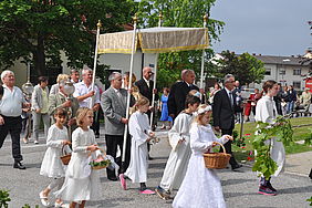 Bild zeigt die Fronleichnamsprozession der katolischen Kirchengemeinde in Nickelsdorf.