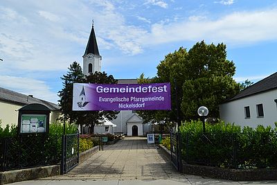 Bild zeigt Zugang zur Evangelische Pfarrgemeinde Nickelsdorf