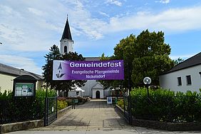 Bild zeigt Zugang zur Evangelische Pfarrgemeinde Nickelsdorf