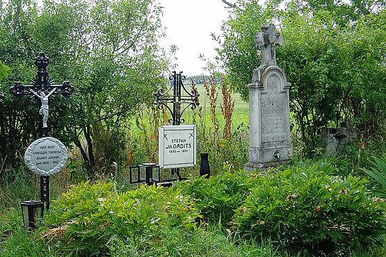 Foto zeigt Gräber auf dem Friedhof Kleylehof und Alt-Saida