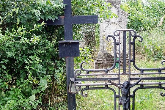 Foto zeigt Grabkreuze auf dem Friedhof Kleylehof und Alt-Saida