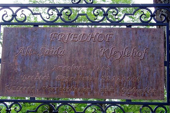Foto zeigt Schild am Eingang zum Friedhof Kleylehof und Alt-Saida mit Aufschrift: angelegt 1862, letztes Begräbnis 21.12.1956