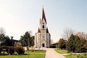Foto zeigt katholische Pfarrkirche von Nickelsdorf vom Standpunkt Kreuzung Mittlere Hauptstraße Windgasse, Blickrichtung Nordwest