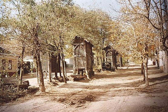 Foto zeigt historische Ansicht der Akaziengasse aus dem Jahre 1955, mit Tschartaken