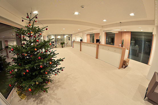Foto zeigt Eingangsbereich und Christbaum des neuen Gemeindeamtes