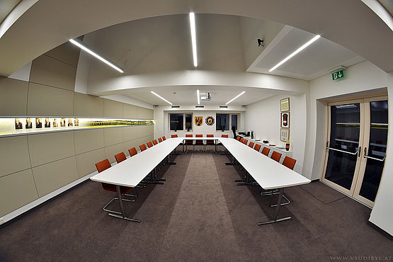 Foto zeigt Sitzungssaal des neuen Gemeindeamtes