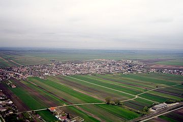 Luftbild von Nickelsdorf mit Blickrichtung Südwesten, im Vordergrund die Wiesenäcker, im Hintergrund das Dorf und die Parndorfer Platte