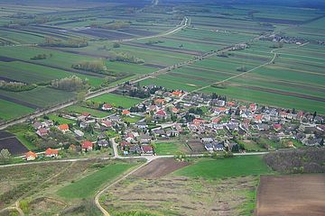 Luftbild von Nickelsdorf mit Blickrichtung Osten, im Vordergrund die Obere Gartensiedlung, im Hintergrund die Untere Gartensiedlung