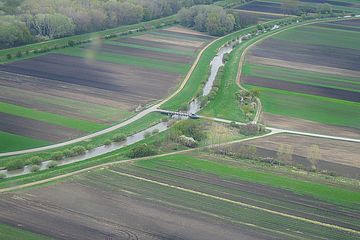 Luftbild der Oberen Leithabrücke mit Feldern auf beiden Seiten des Flusses