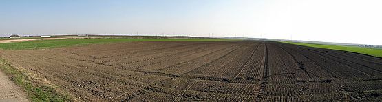 Foto zeigt Panorama von den Feldern der Ried Strassäcker, vom Standort Ortsausfahrt Untere Hauptstraße Richtung Ost bis Südwest